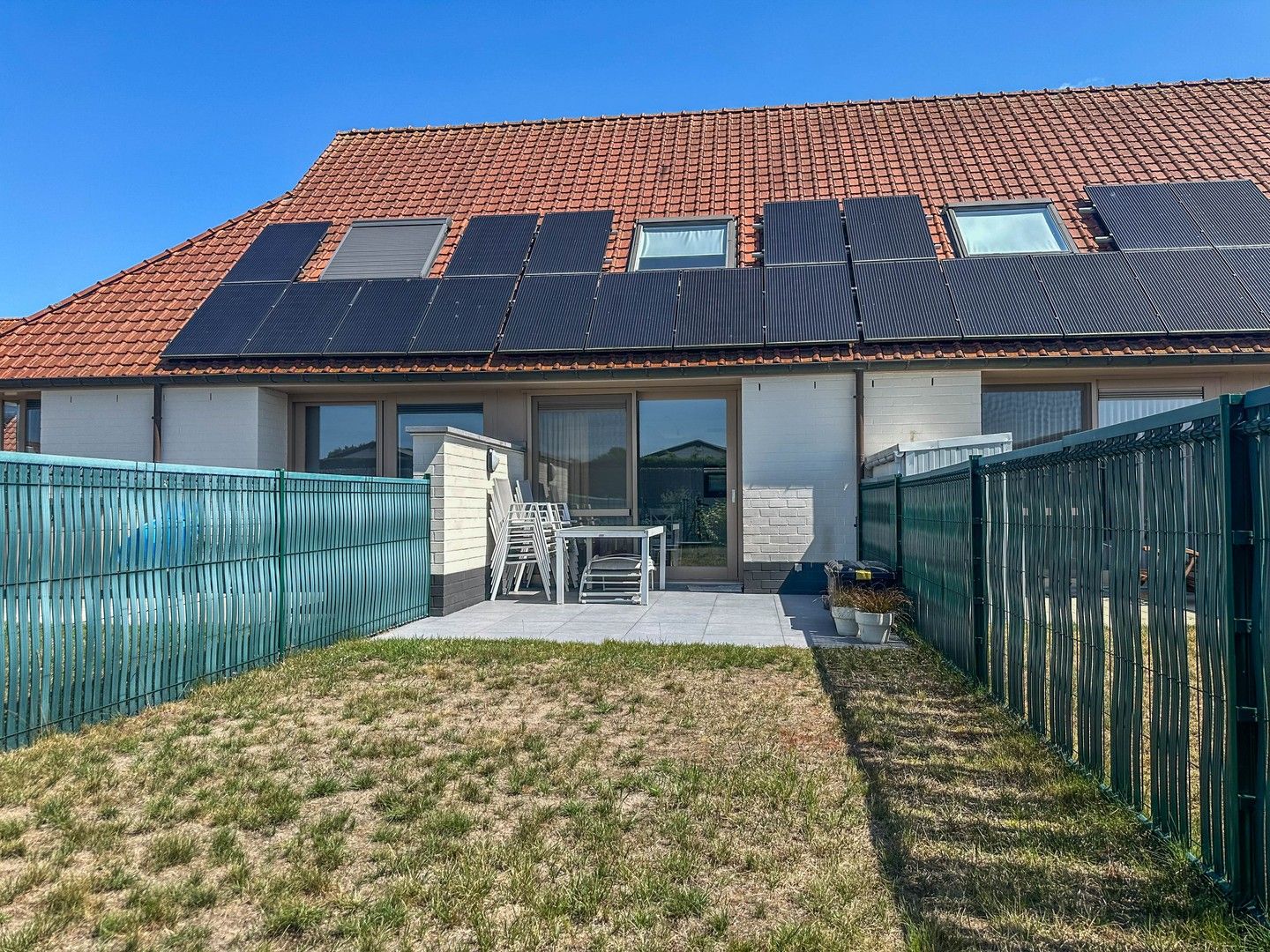 Volledig gerenoveerde vakantiewoning met zonnig terras, tuin en parking. foto 2