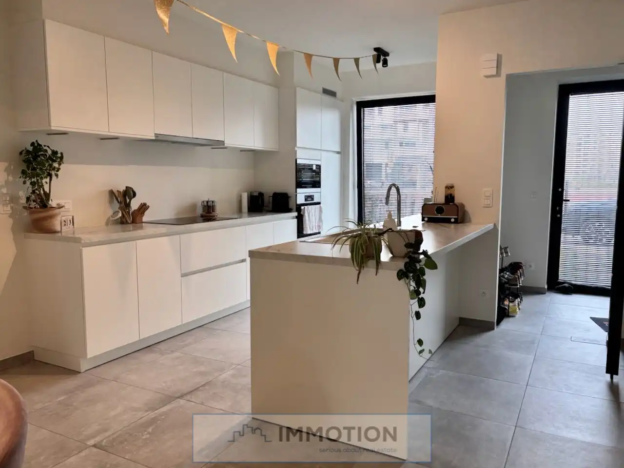 Recente woning met 3 slaapkamers en parking te huur in centrum Kortrijk foto 2