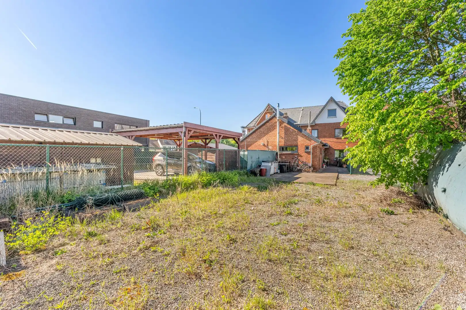 Droomt u van een woning te koop met ruimte, een groot perceel en heel wat mogelijkheden? Dan is deze halfopen bebouwing op een perceel van 10 are 14 absoluut het ontdekken waard 🏡. foto 14