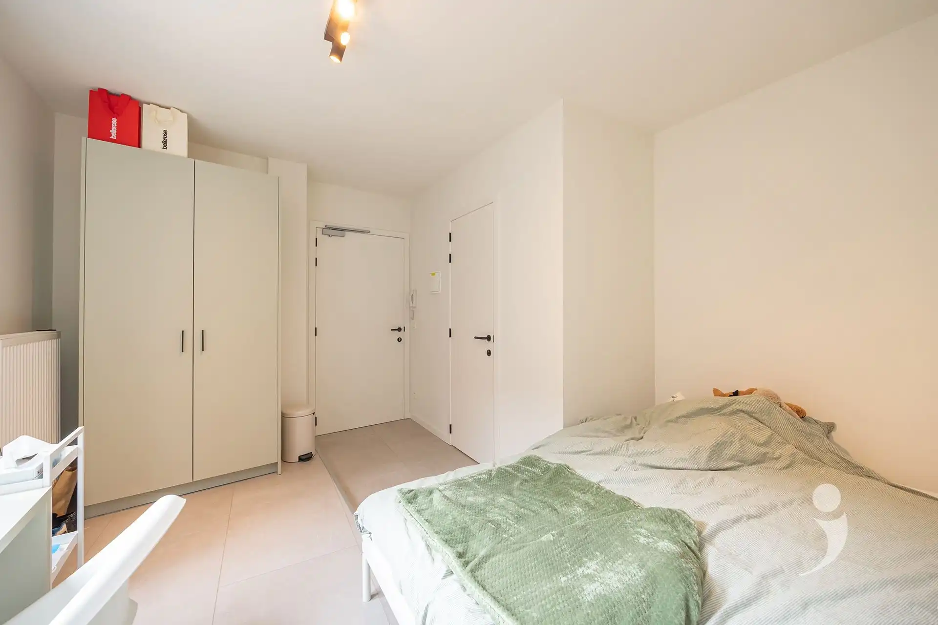 Opbrengsteigendom met 21 kamers, 1 studio en grote handelszaak foto 21