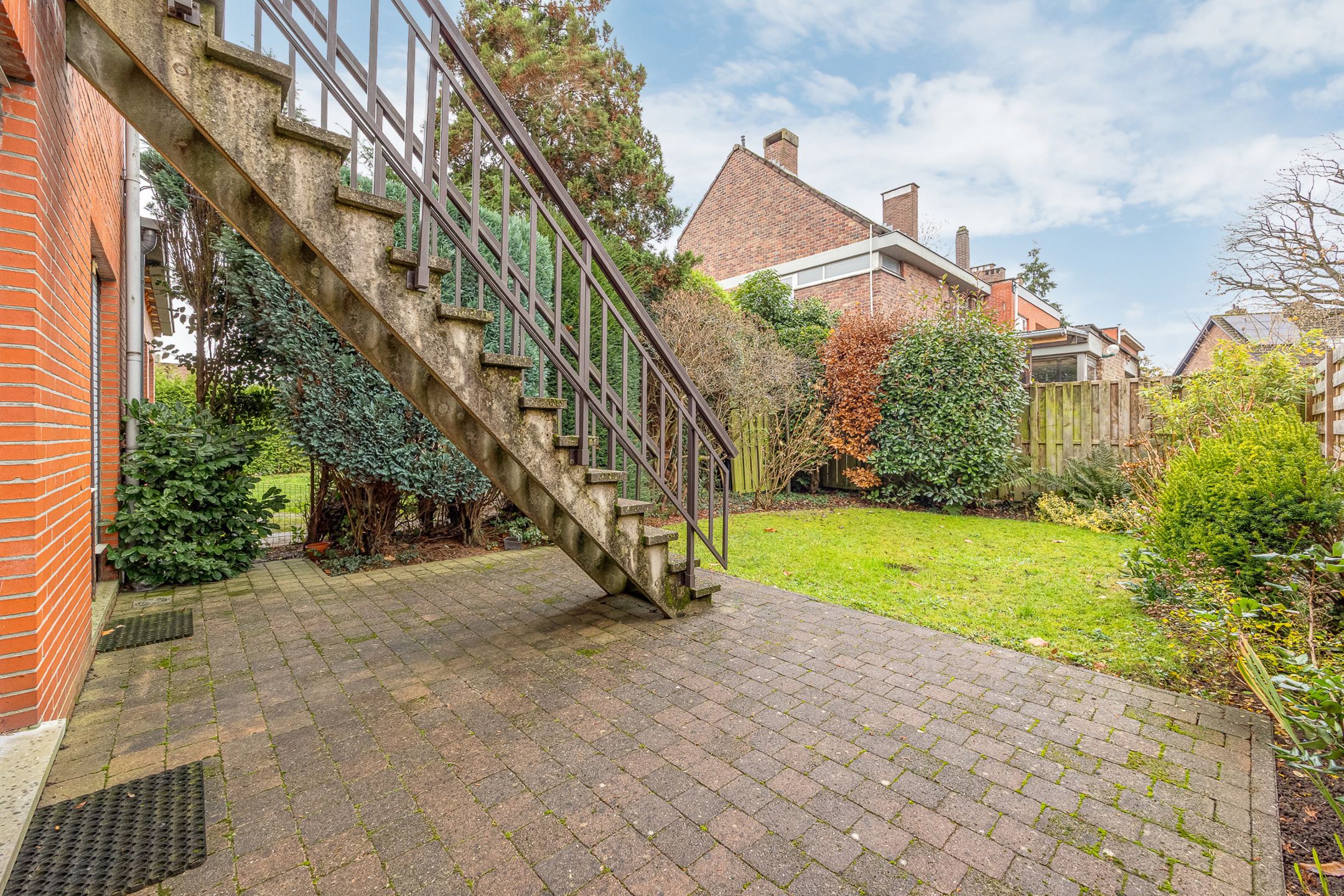 Solide te renoveren woning op top locatie foto 14