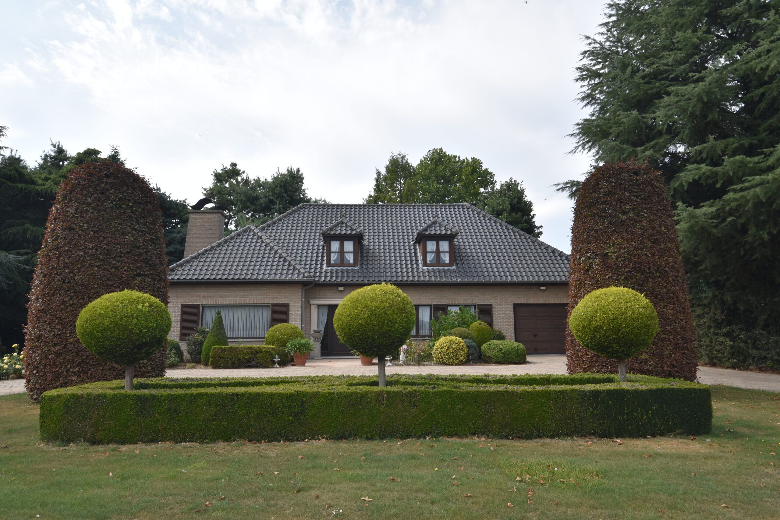 Ruim landhuis met prachtige tuin in rustige straat in Nieuwkerken foto {{pictureIndex}}