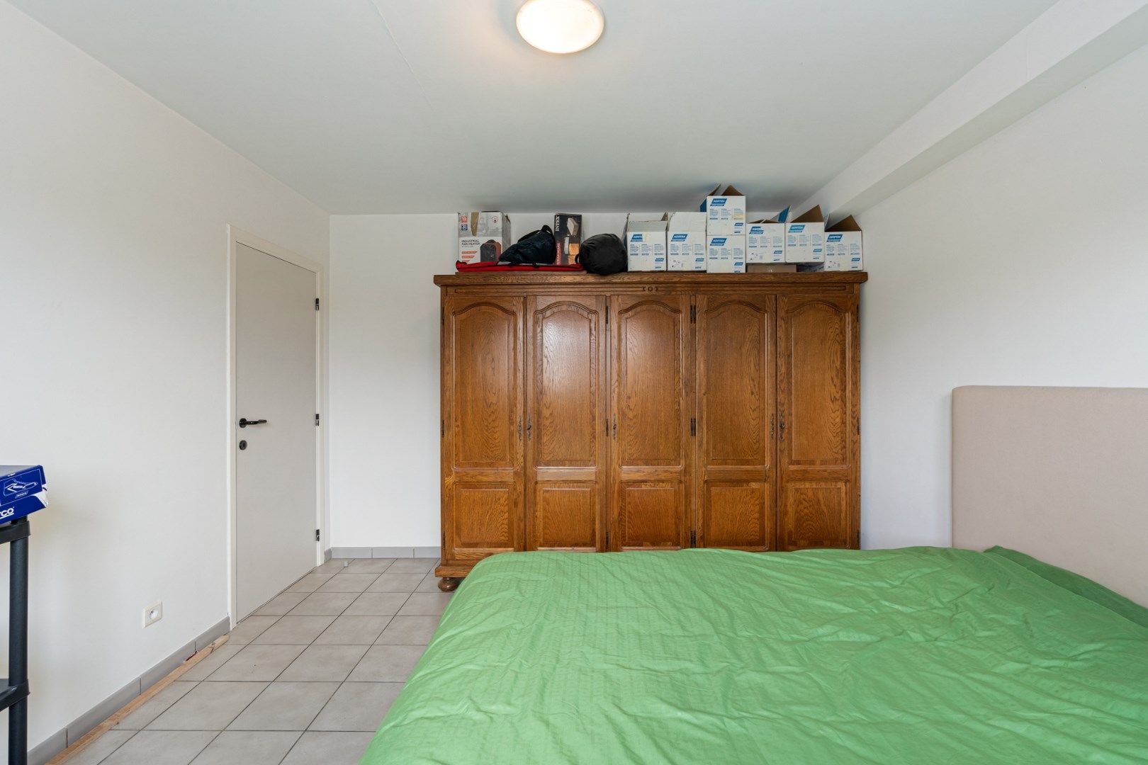 Comfortabel gebouw, onderverdeeld in een gelijkvloers appartement en een woning (210 + 210A), op een perceel van 9a60 met diverse mogelijkheden (kangoeroewoning foto 12