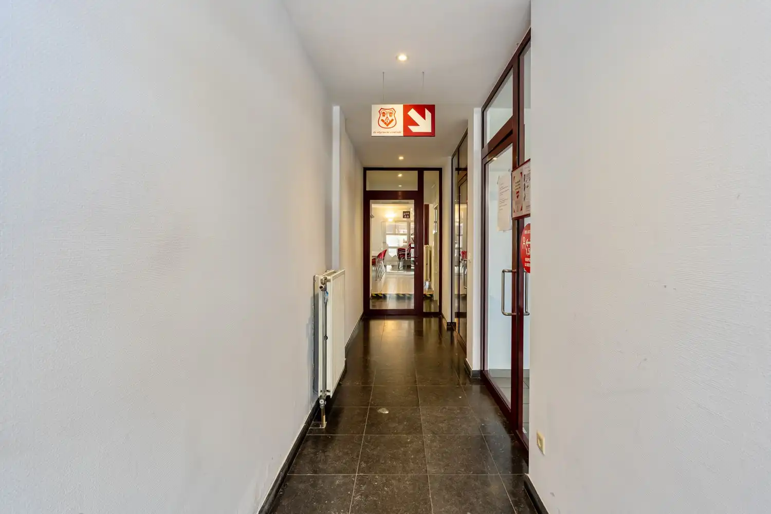 Handelshuis met ruim duplexappartement, stadstuin en 3 parkeerplaatsen in centrum Diest. foto 2