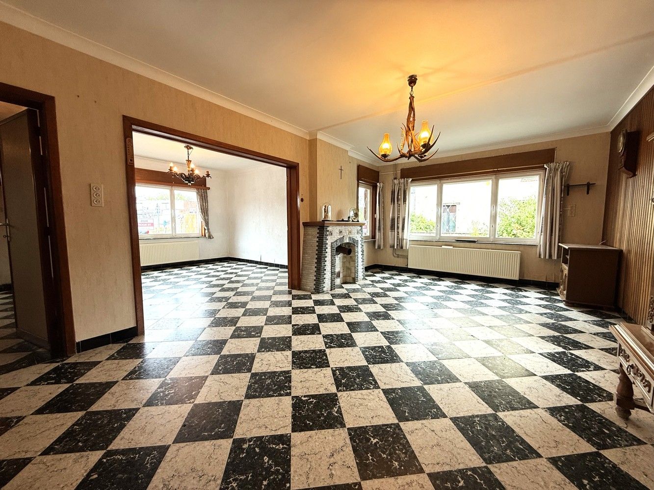 Woning met achterliggend magazijn op 15 are 29 ca. foto 2