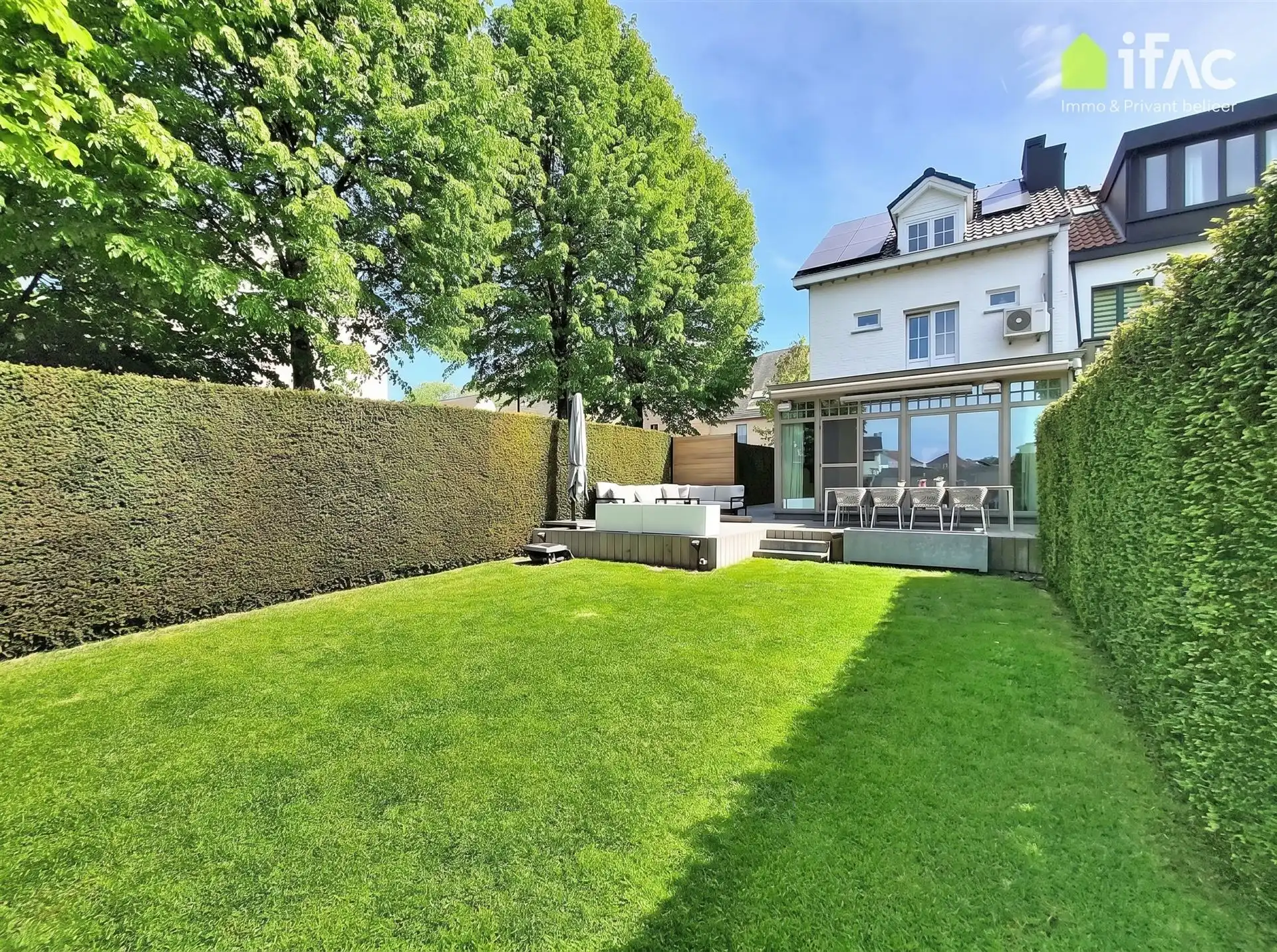 Luxe gerenoveerde 3-gevel met 2 parkings en tuin foto 13