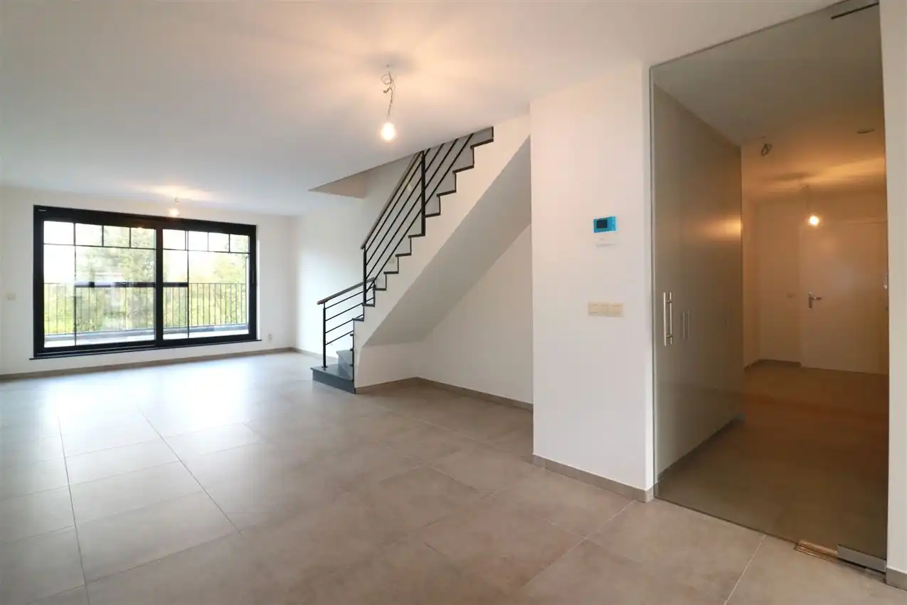 Unieke duplex met twee slpk, terras, autostaanplaats foto 2