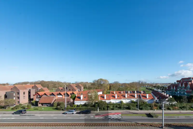 Recent duplex-appartement met één slaapkamer en slaaphoek. foto {{pictureIndex}}