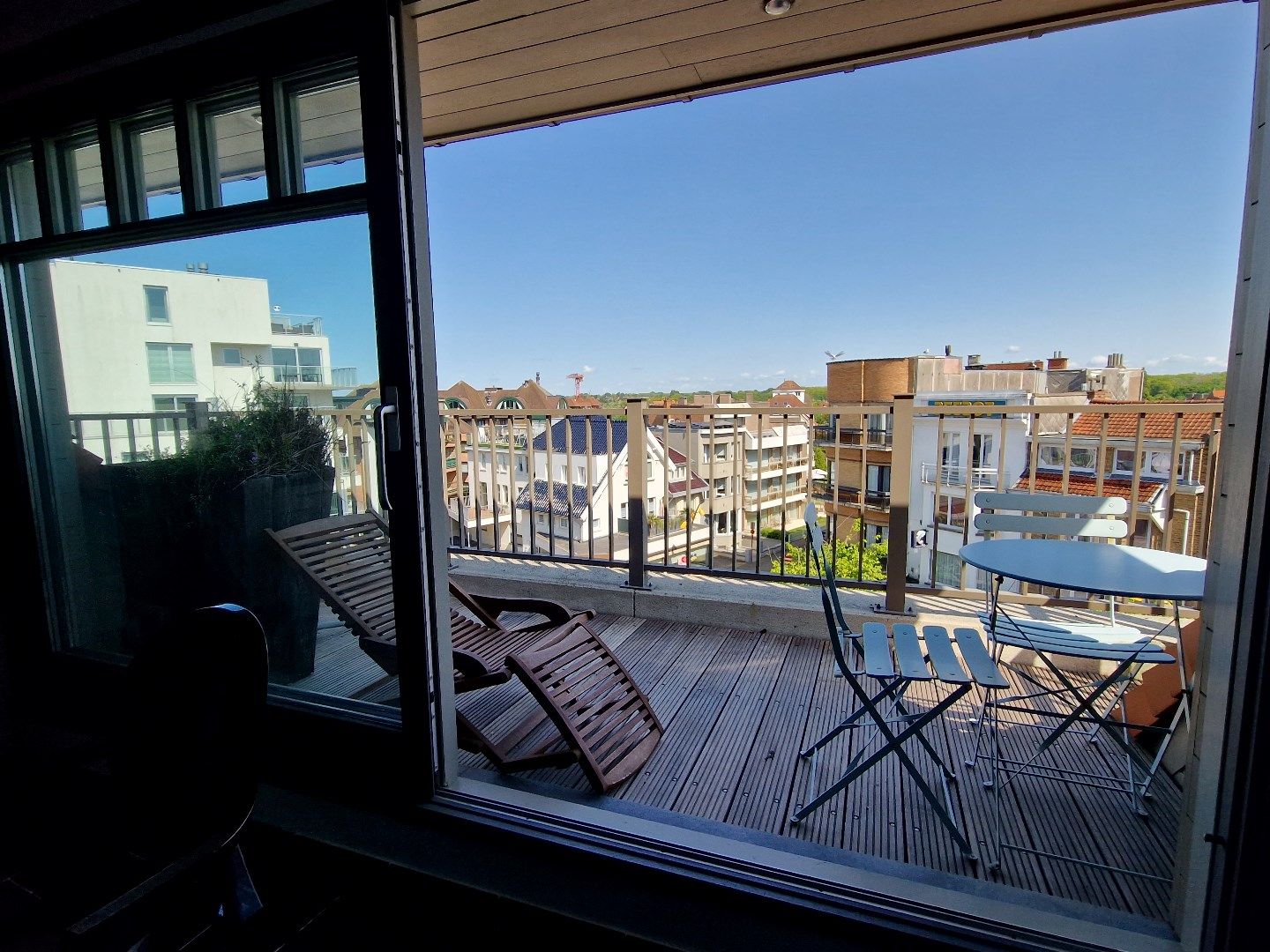 INSTAPKLAAR GEZELLIG DUPLEX APPARTEMENT MET GROOT ZONNETERRAS GELEGEN IN HET CENTRUM EN OP 100 METER VAN HET STRAND VAN DE PANNE foto 4