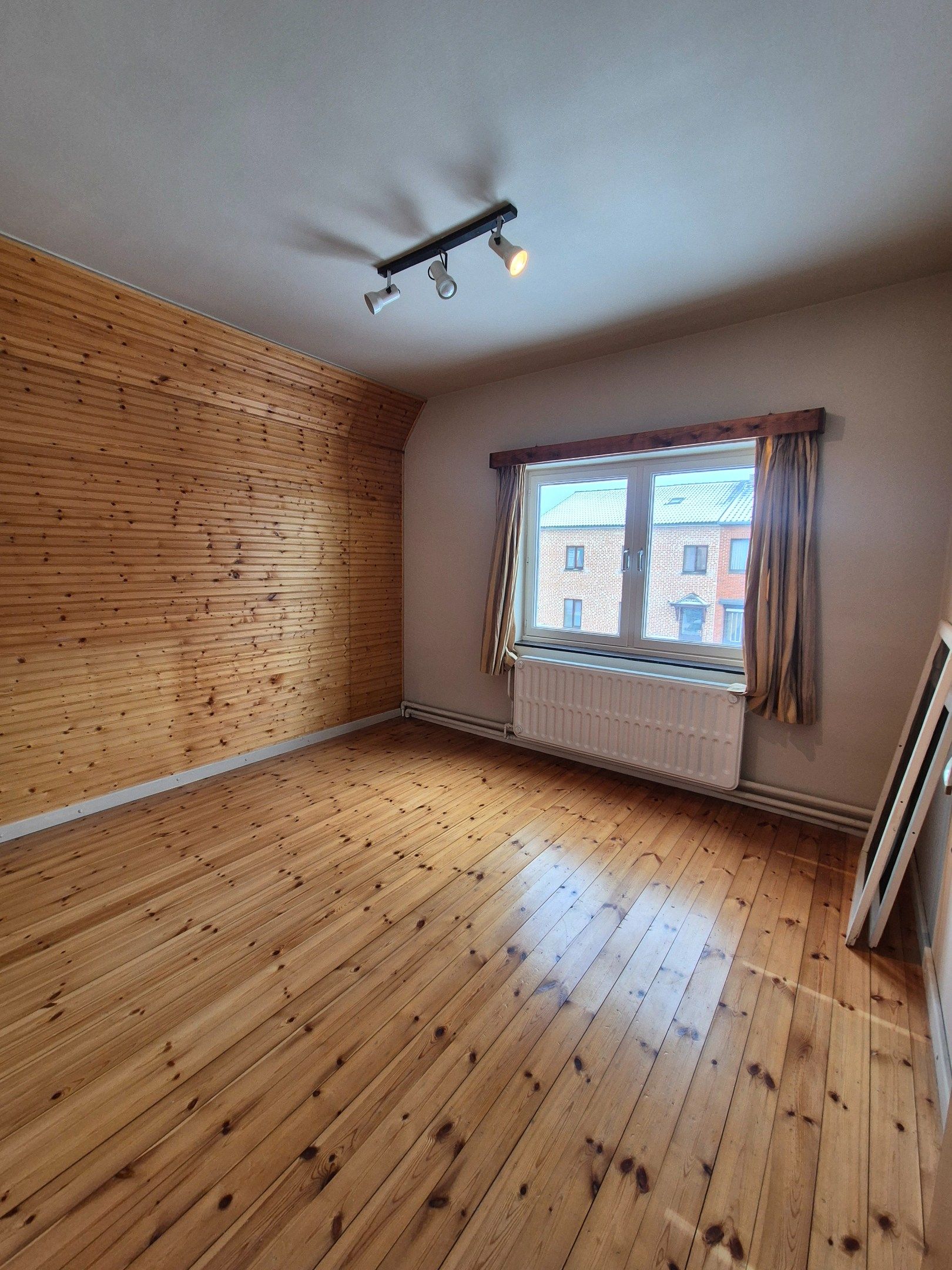 Halfopen gezinswoning met 4 slpkmrs op ruim perceel foto 24