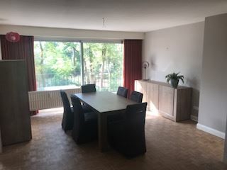 Mooi en ruim appartement met 2 slk, berging en gesloten garage aan het centrum van Genk! foto 4