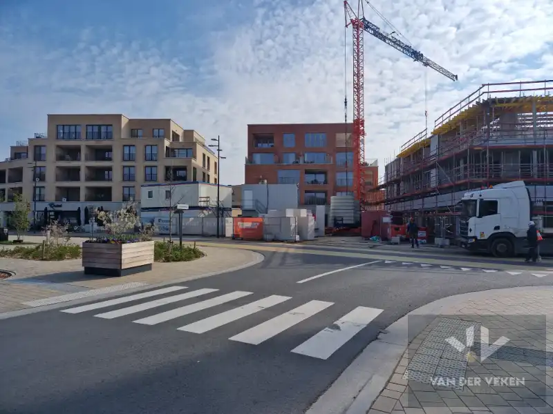 Casco en centraal gelegen nieuwbouw handelsgelijkvloers (160m²) met gezellig terras (130m²) foto 3