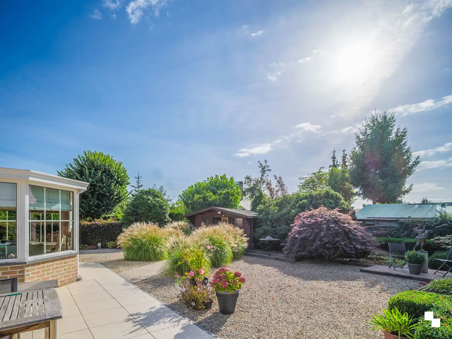 Laagbouwvilla in gegeerde straat met aangename tuin foto 16