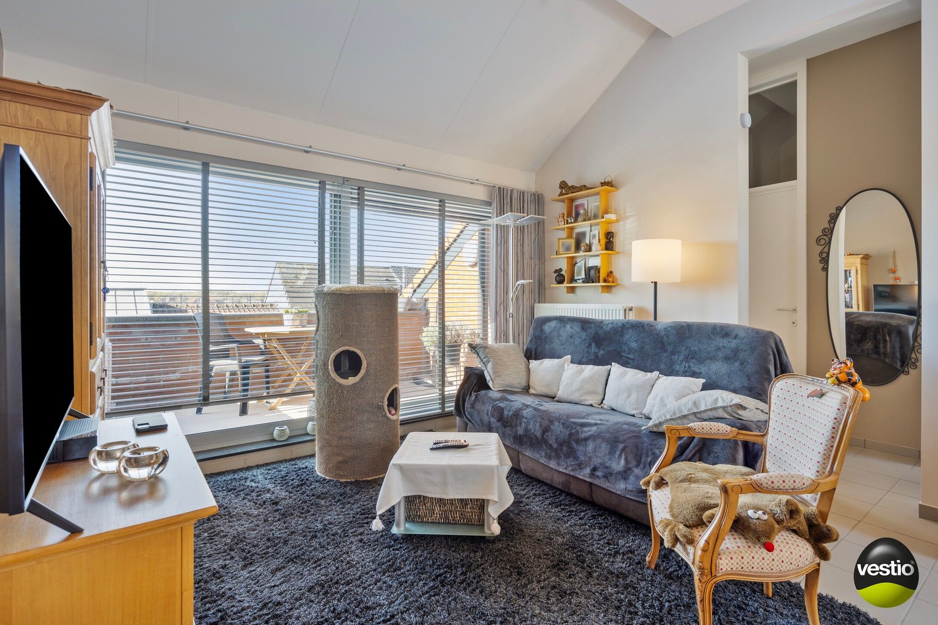 Tof, instapklaar dakappartement met 2 slaapkamers, zonneterras en parking! foto 3