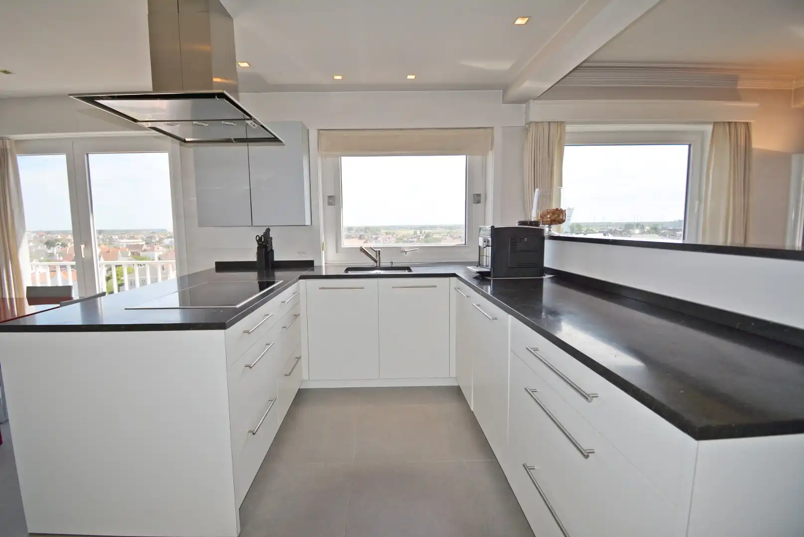 Ruim en lichtrijk hoek appartement met 2 slaapkamers foto 7