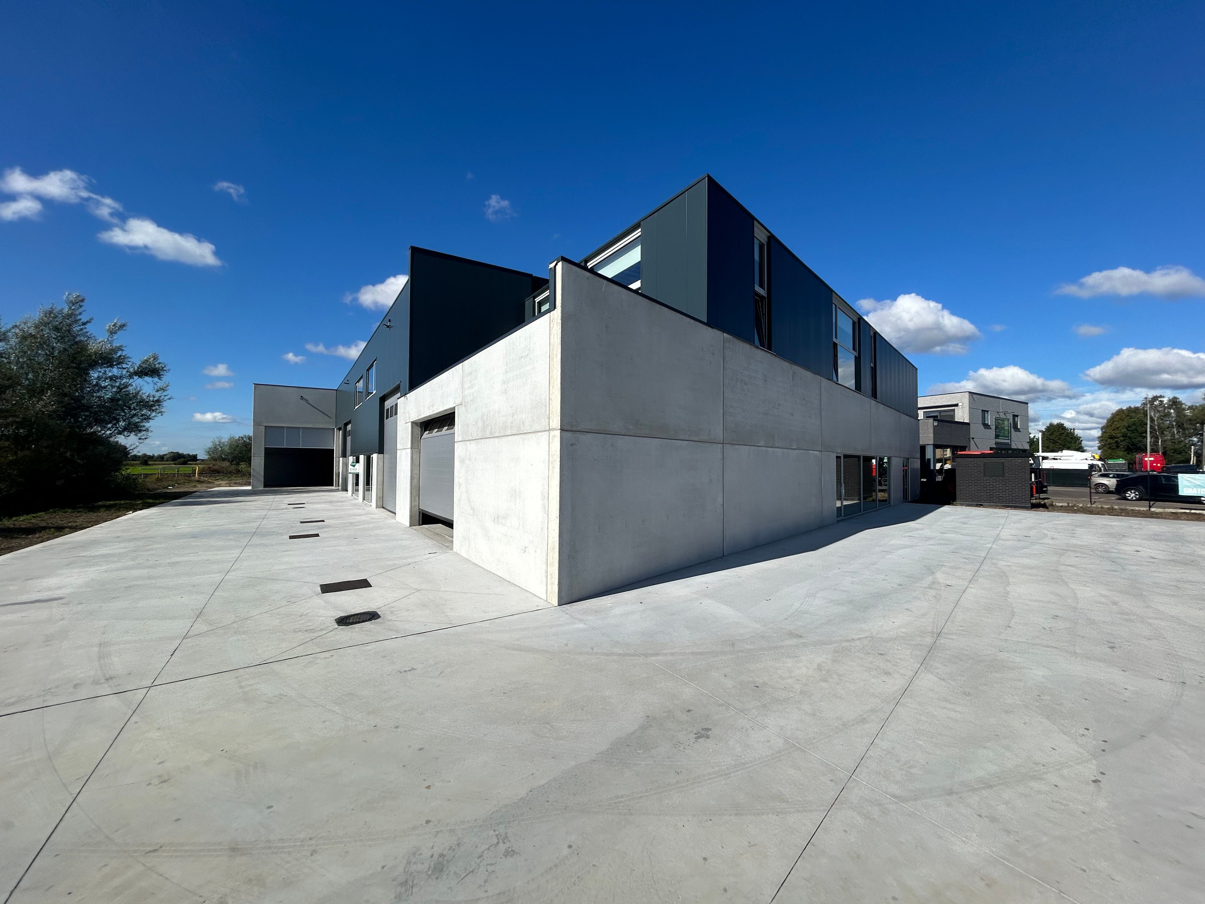 Laatste nieuwbouw KMO unit voorzien van kantoor of woning - parkeergelegenheid - Sleidinge foto {{pictureIndex}}