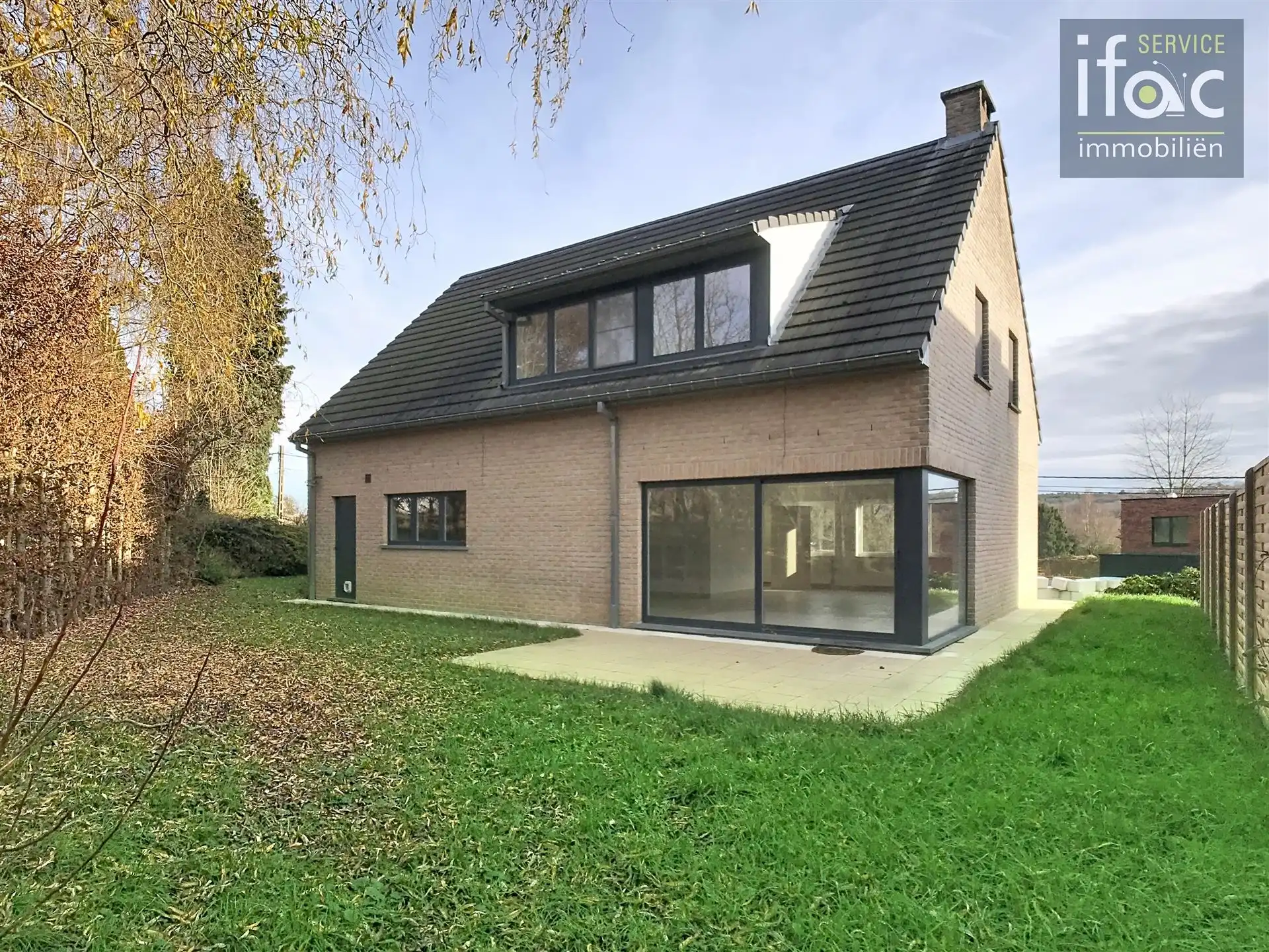 Villa met 4 slaapkamers, 2 badkamers, tuin en garages foto 28