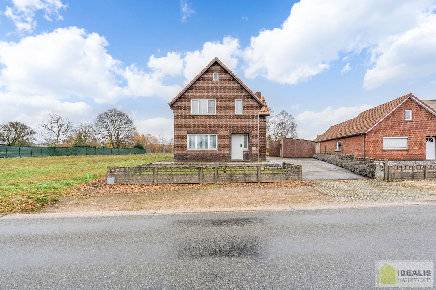 TE RENOVEREN WONING MET EEN RUIME WOONKAMER, KEUKEN MET EETKAMER, 4 AANGENAME SLAAPKAMERS WAARVAN 1 GELIJKVLOERS, BADKAMER, BERGING EN KELDER GELEGEN OP EEN PERCEEL VAN MAAR LIEFST 14A 94CA IN HET GEZELLIGE GROTE-BROGEL (PEER)! De woning omvat ca.150m² netto bewoonbare oppervlakte met op het gelijkvloers een ruime leefruimte, aansluitend keuken met eetkamer, een badkamer, slaapkamer en op de verdieping 3 ruime slaapkamers! De woning is rustig gelegen vlak bij de dorpskern van het gezellige Grote-Brogel en op enkele autominuten verwijderd van de centra van Peer, Kaulille, Bocholt en Bree. Ideaal voor zij die op zoek zijn naar een volledig naar eigen smaak te renoveren woning op een zeer ruim perceel! foto 2