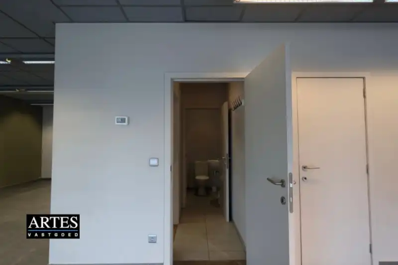 Handelspand van 122 m² in Genk-centrum, tegenover Shopping 1 foto 7