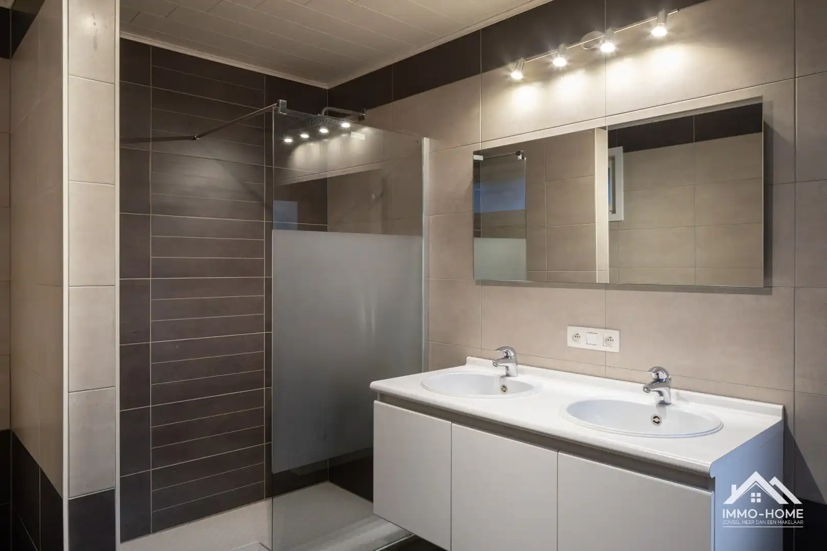 Ruime te renoveren hoekwoning met atelier!  foto 8
