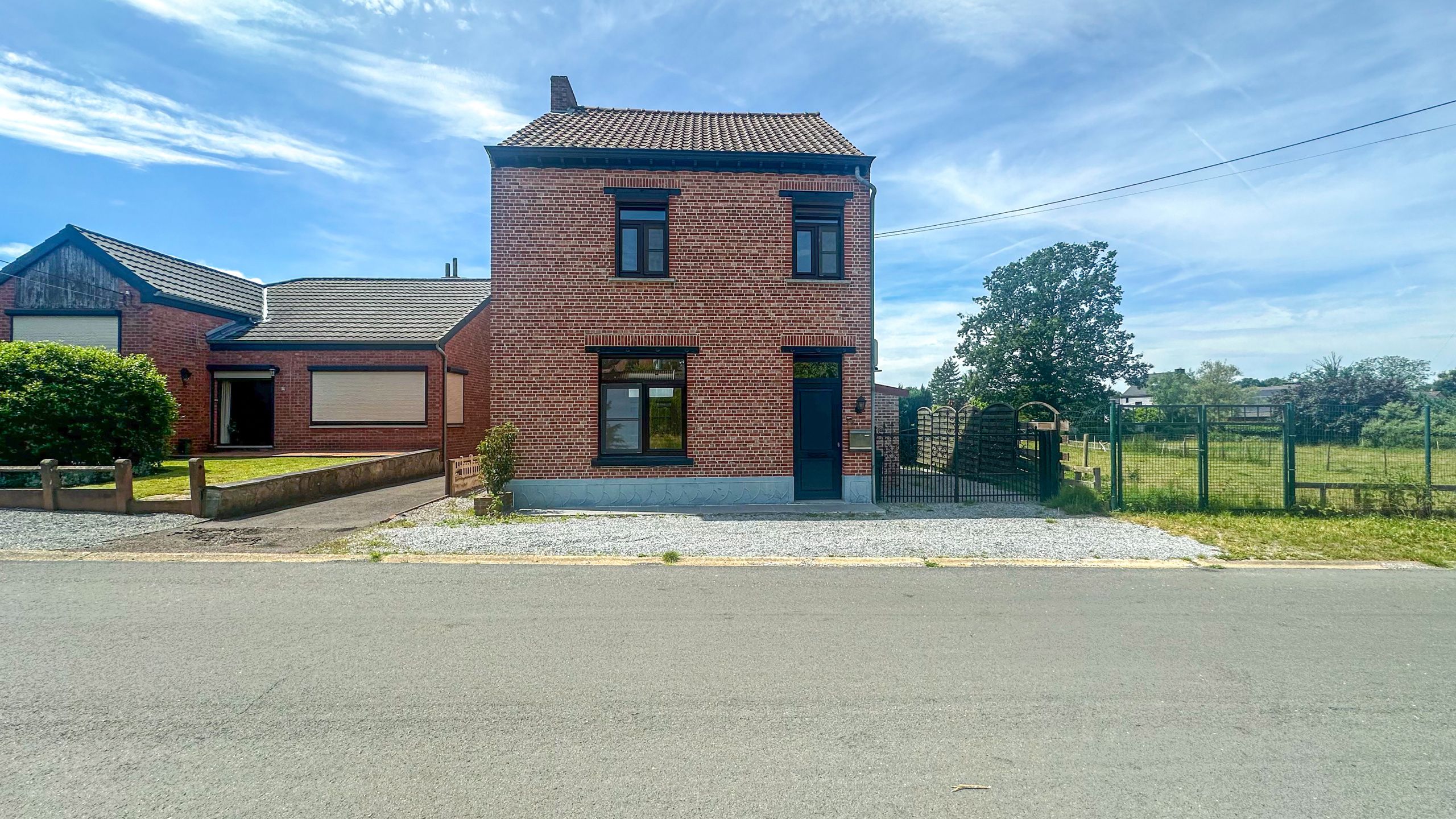 Karaktervolle woning met moderne afwerking en zonnige tuin! foto 2