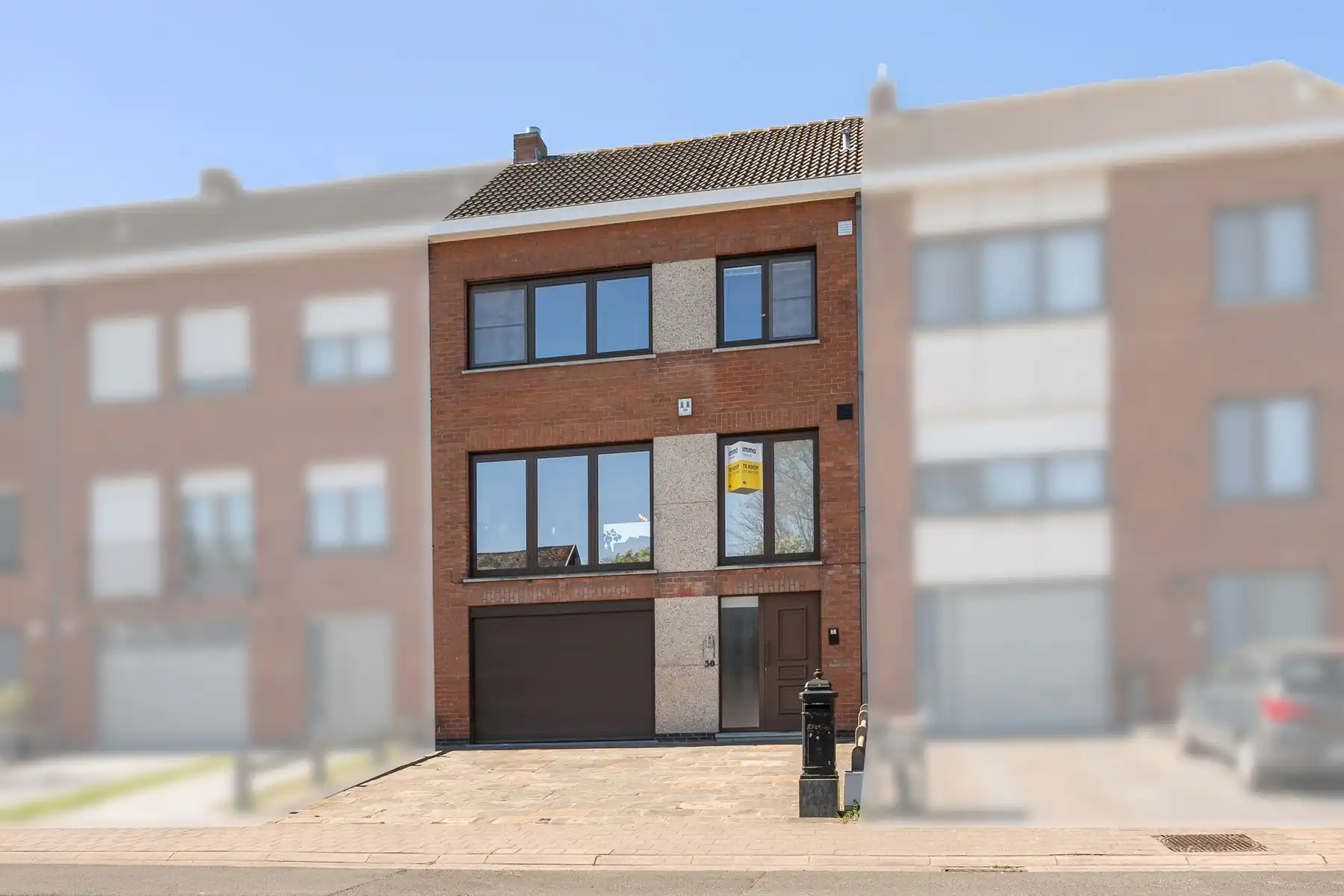 Instapklare woning met garage en tuin foto {{pictureIndex}}