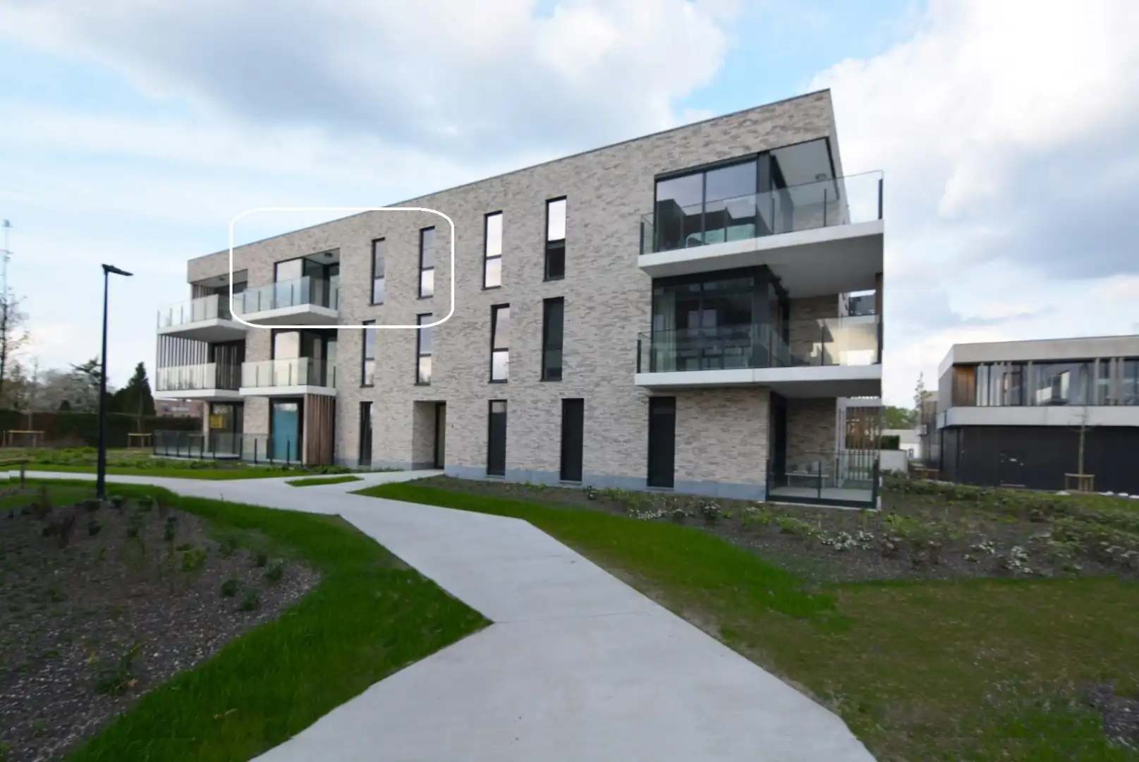 Modern, energiezuinig appartement met 2 slpks, terras, autostaanplaats en kelderberging. foto 2