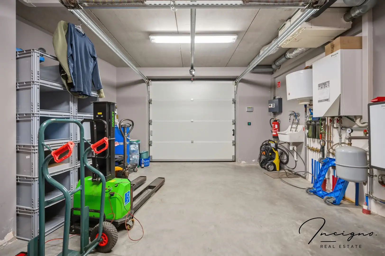 Handelspand met woonst op een interessante commerciële ligging foto 11