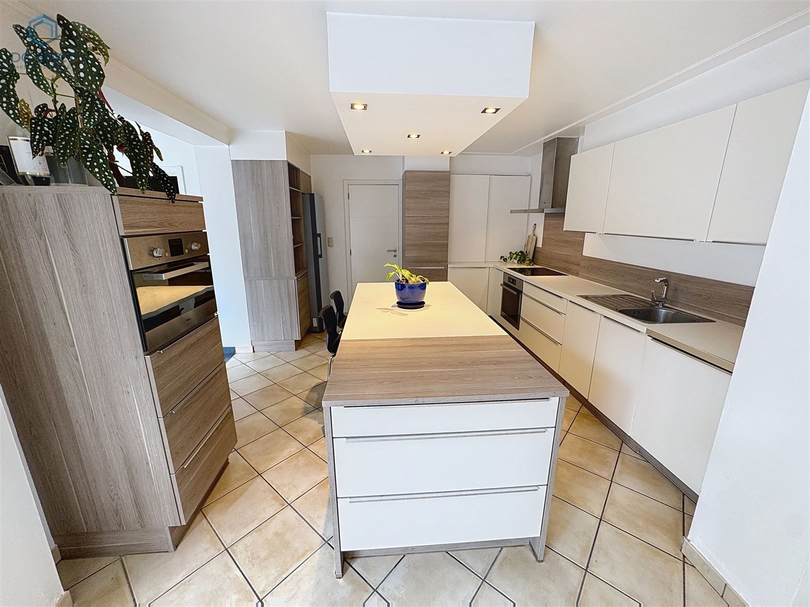 Instapklare gezinswoning met 3 slaapkamers, ruime garage en tuin in Smeerebbe-Vloerzegem foto {{pictureIndex}}