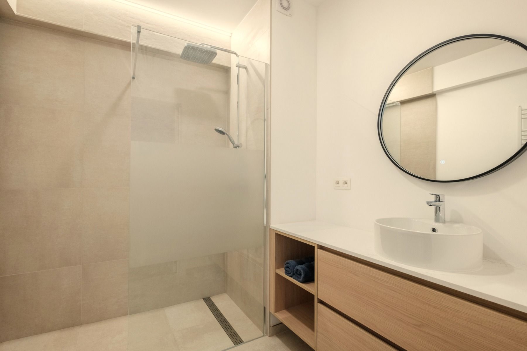 Prachtig gerenoveerd appartement aan de Markt in Gistel. foto 3