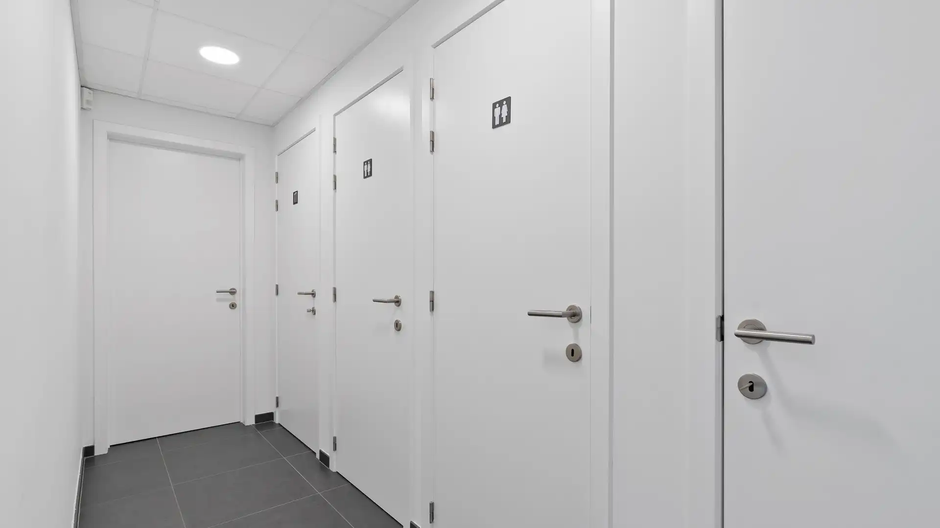 RECENTE, GELIJKVLOERSE KANTOOR-/PRAKTIJKRUIMTE MET GOEDE ZICHTLOCATIE foto 15