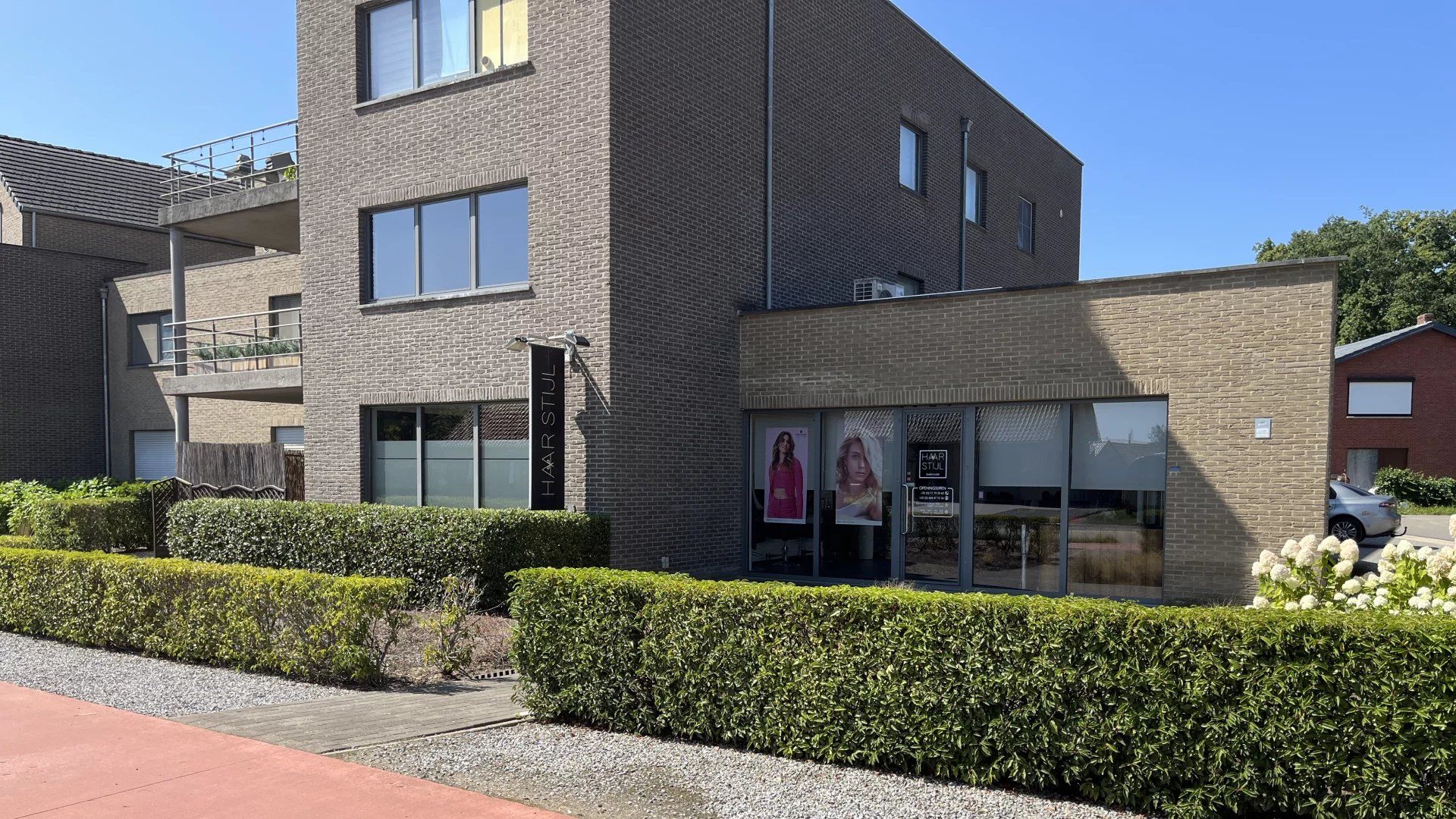 Instapklaar handelspand met aanpalend 1 slaapkamer appartement foto {{pictureIndex}}