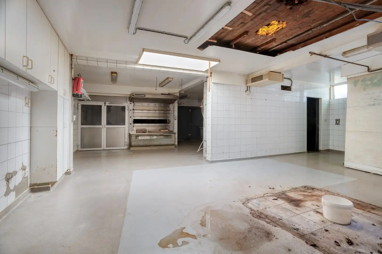 Karaktervol handelshuis met woonst op commerciële locatie in Mol-Gompel !  foto 13