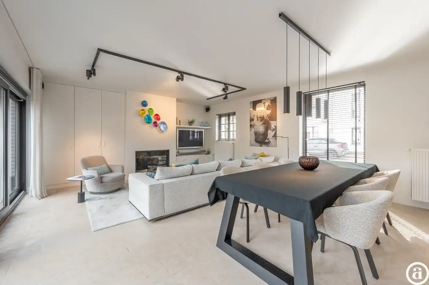 Ruime, recente hoekwoning gelegen vlakbij de groentenmarkt   foto 2