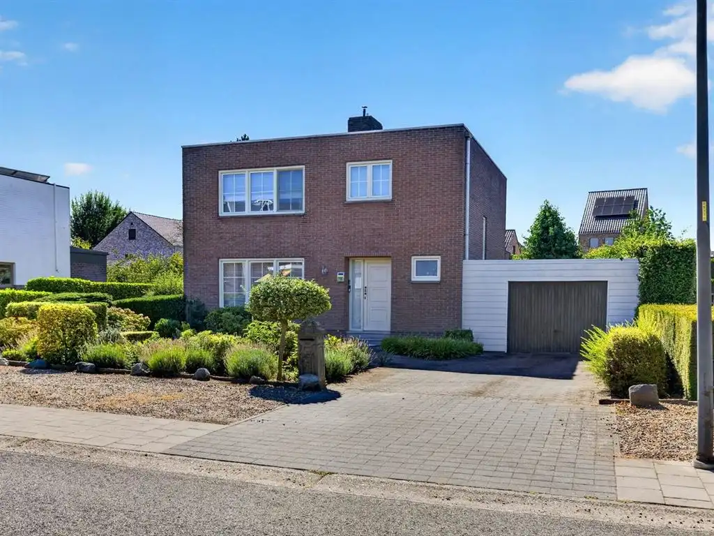 Goed onderhouden vrijstaande woning foto 3