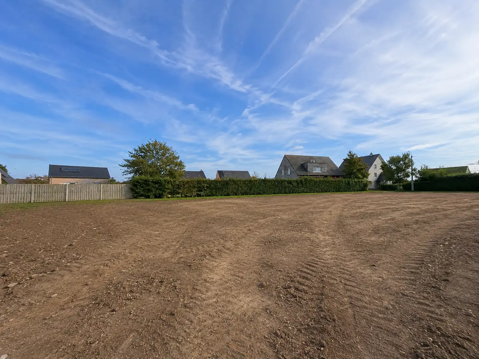 Ruime gezinswoning met bureau foto 5