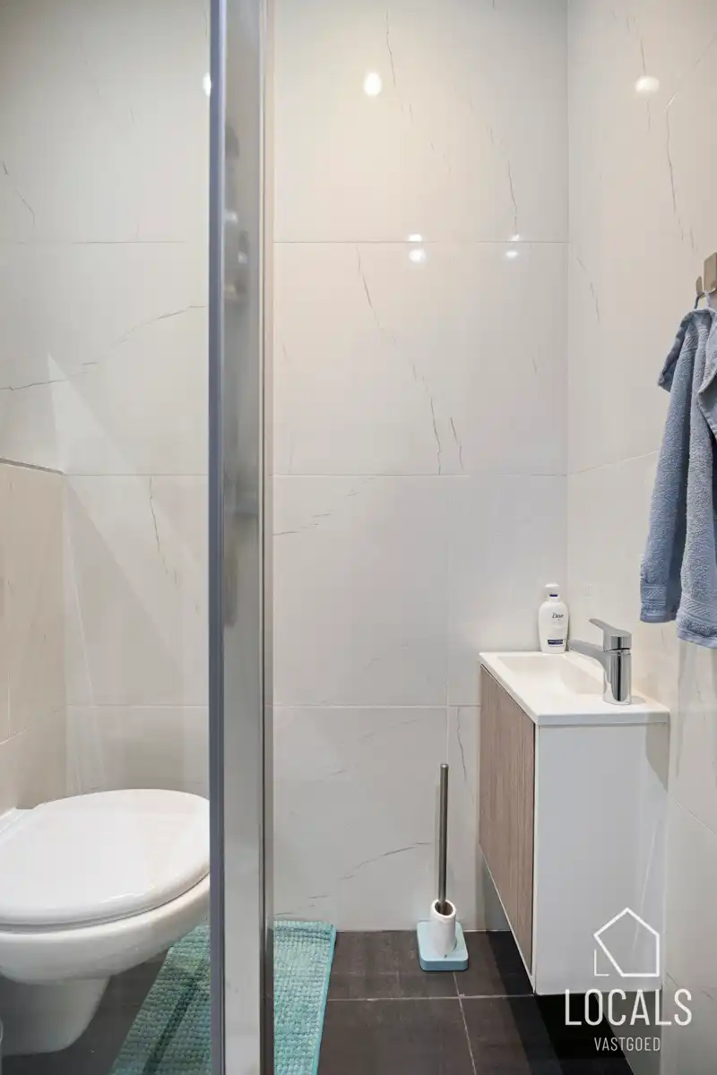 Instapklare woning met 5 slaapk., 3 badkamers en tuin foto 12
