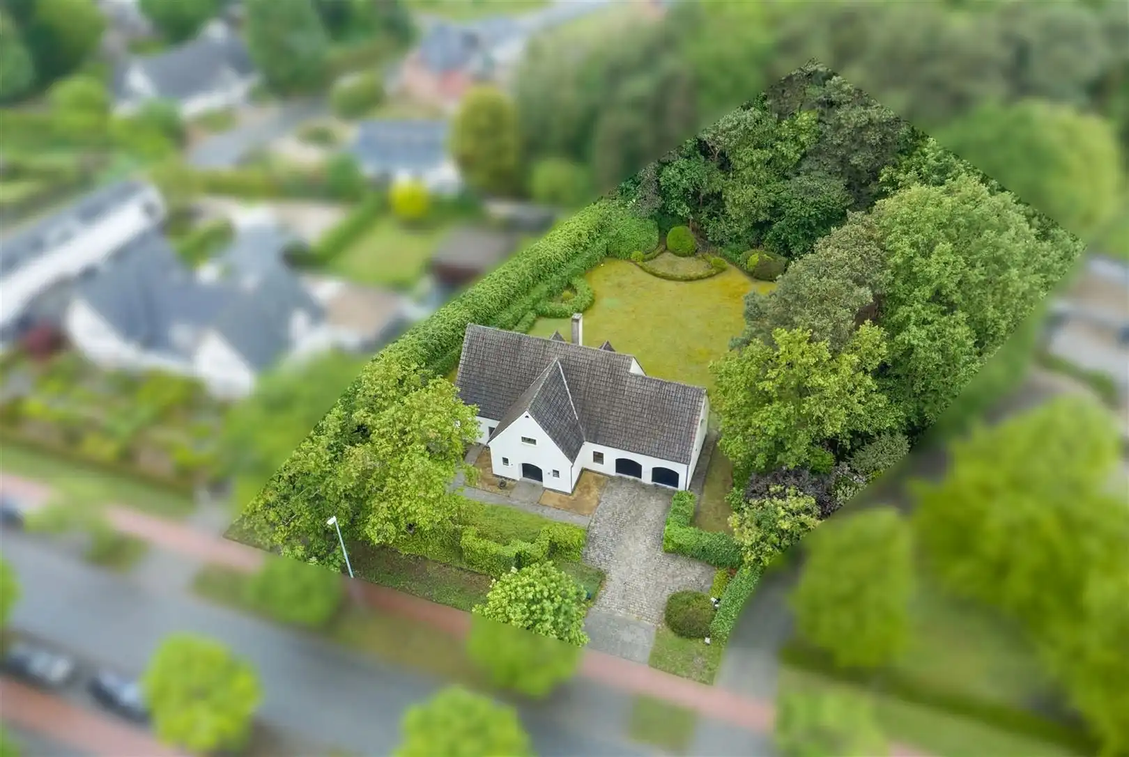 Hoofdfoto van de publicatie: TE KOOP: Uitzonderlijke villa op een breed perceel van ca. 25 are in de Mosselerlaan te Genk!
