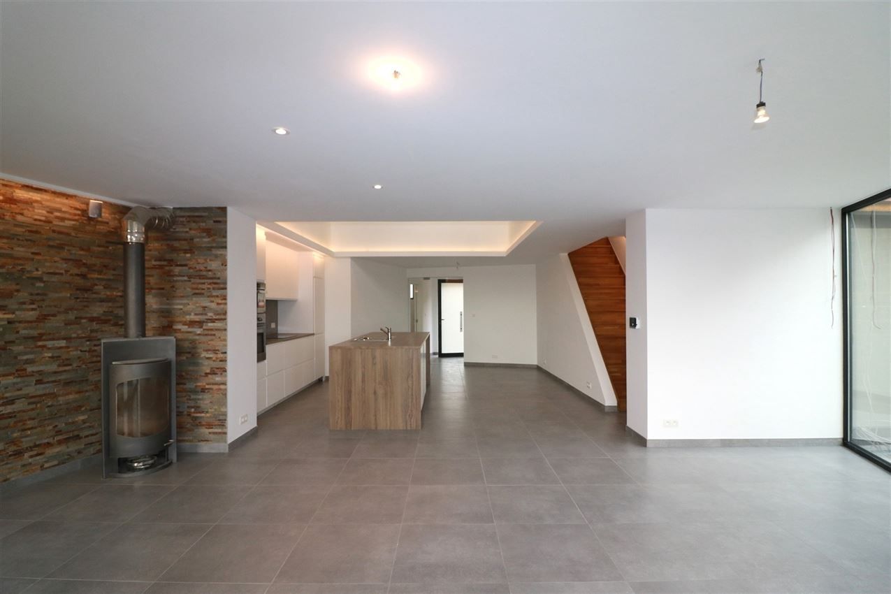 Architecturaal plaatje met 4 slpk., garage en riant terras foto 6