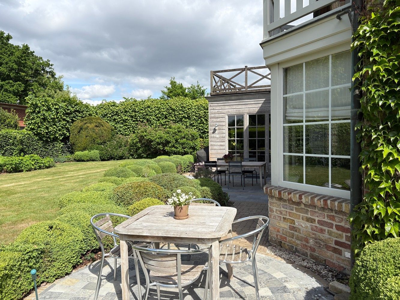 Hedendaags landelijk en rustig wonen in deze opmerkelijke villa met aangelegde tuin. foto 38