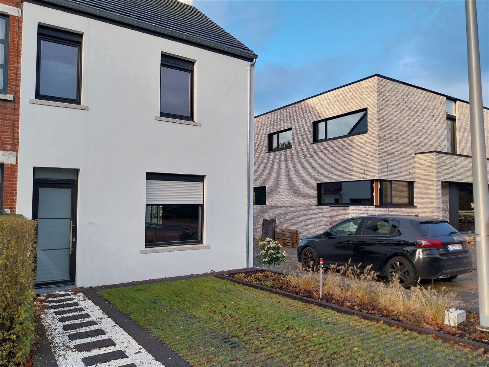 TE HUUR: Gerenoveerde halfopen bebouwing met 3 slaapkamers en ruime tuin! foto 4