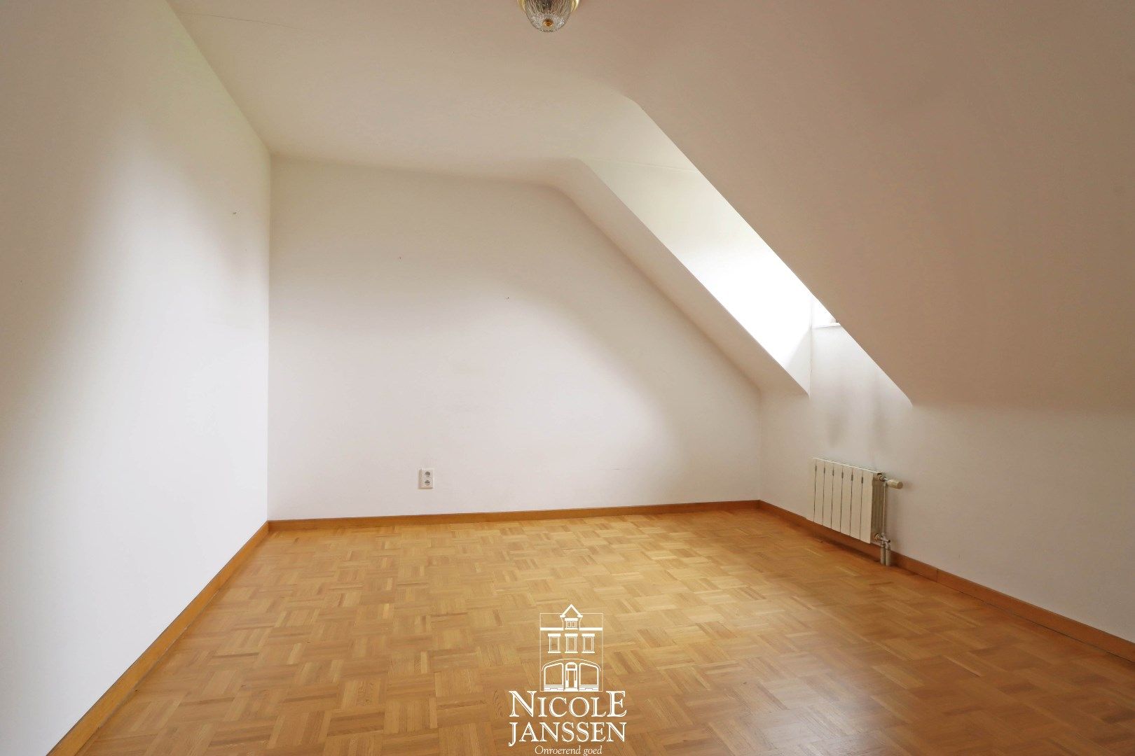 Ruim ingedeelde villa met 7 slaapkamers, dubbele garage en volledig omheinde tuin  foto 24