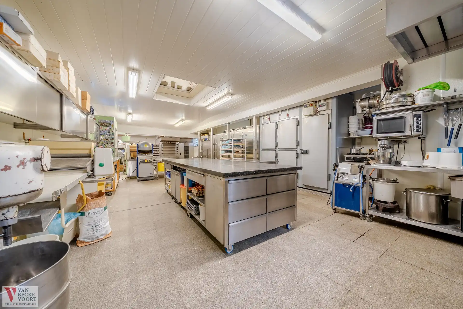 Magazijn met woonst en winkel foto {{pictureIndex}}