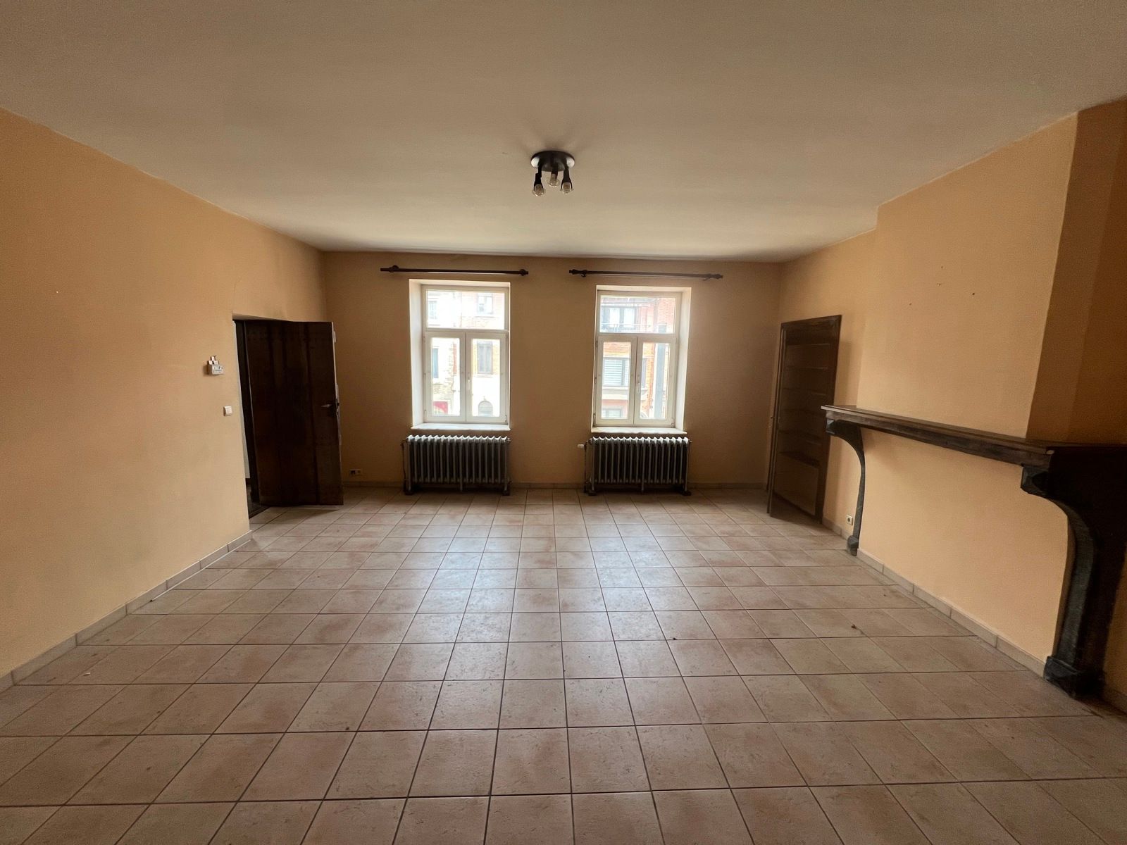 Opbrengsteigendom: Handelsgelijkvloers + 2 appartementen te koop te Bouge. foto 10