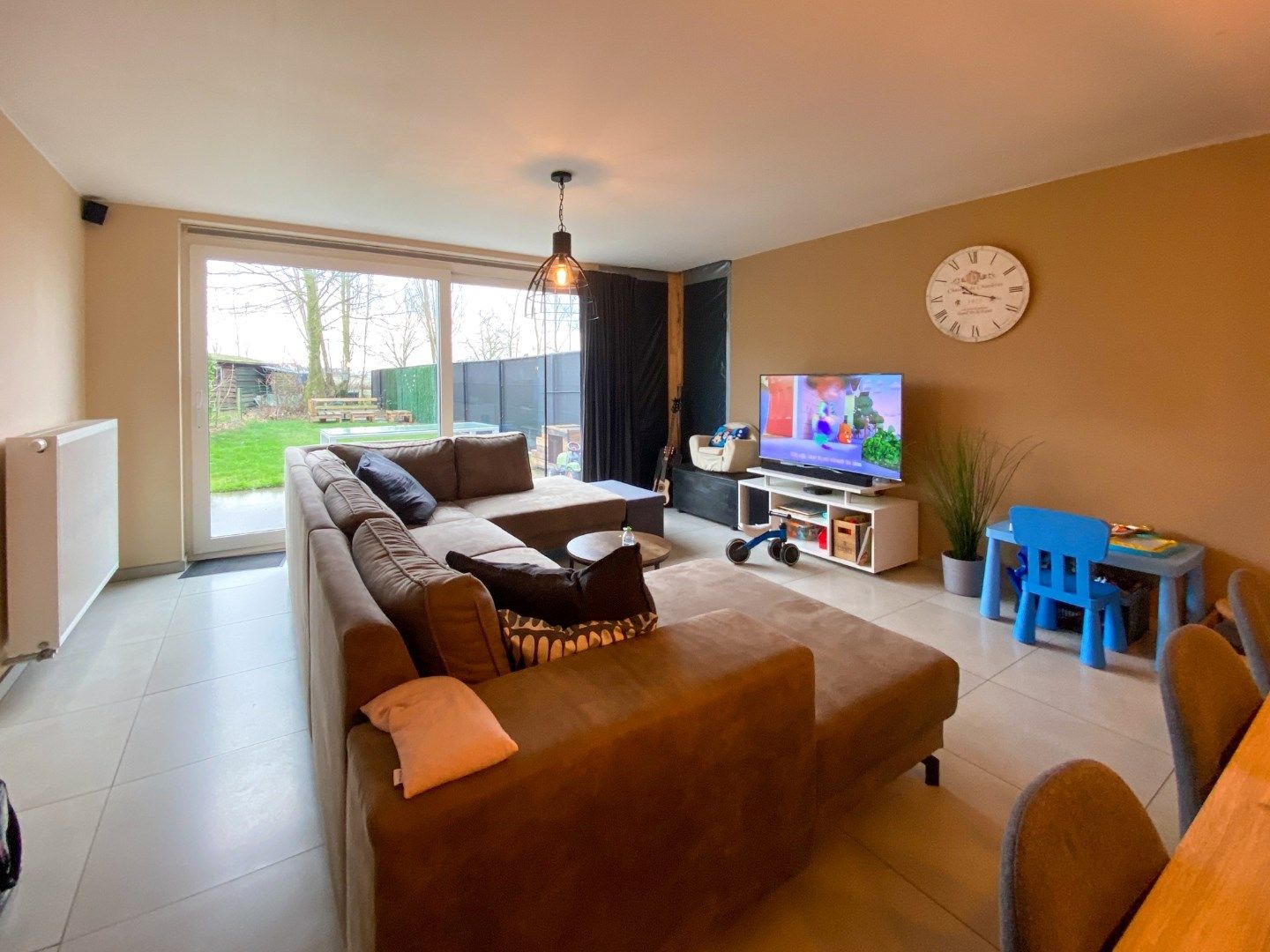 Recente woning met 3 slaapkamers, carport en tuin. foto 3