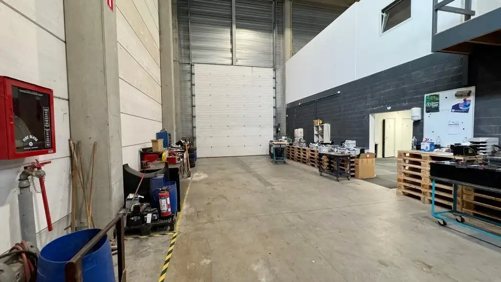Magazijn met laadkades en kantoor te huur in Malle foto 2