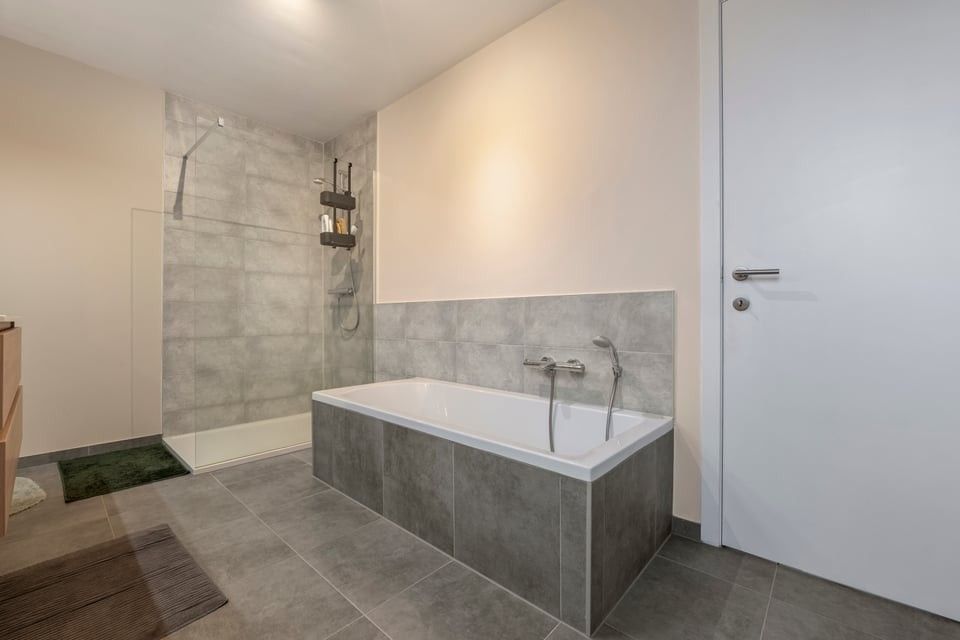 MODERNE HALFOPEN BEBOUWING MET INPANDIGE GARAGE EN RUIME TUIN IN SINT-TRUIDEN foto 20