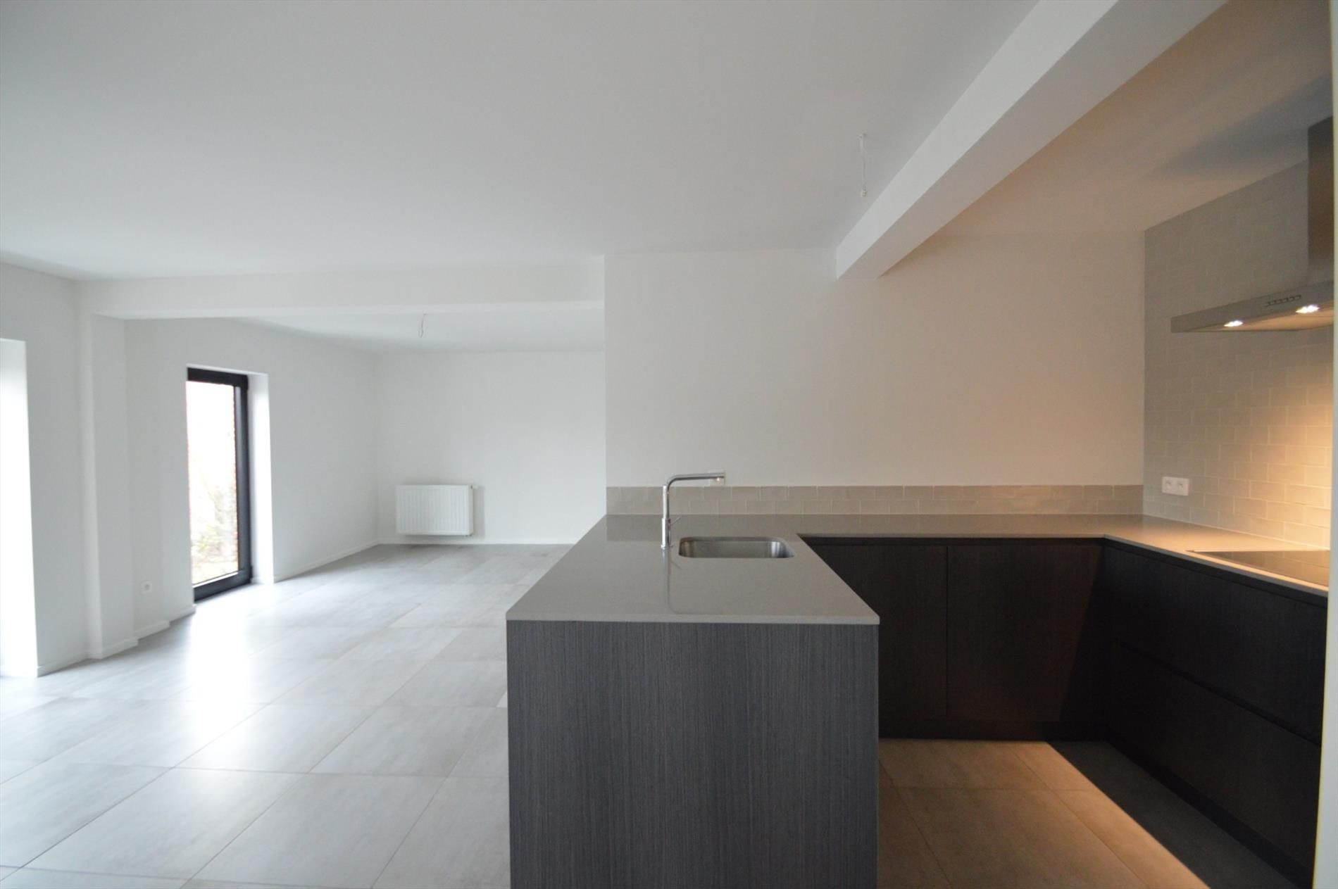  Stijlvol luxueus ingericht appartement met 2 slaapkamers en terras in hartje Hoeselt foto 4