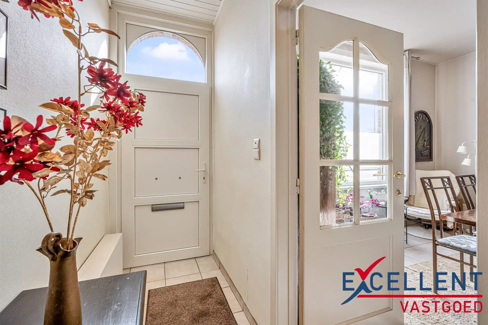 Instapklare gezinswoning centrum Deinze met achteruitweg te koop foto 2