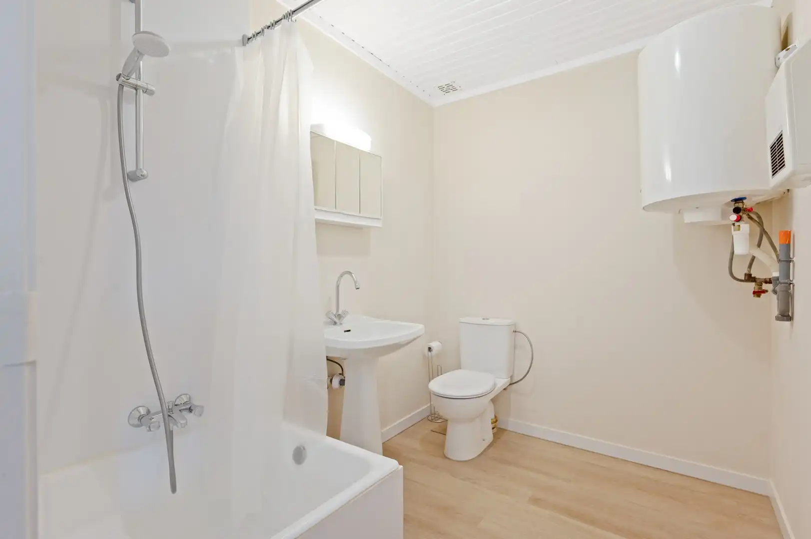 Ruim appartement op tweede verdieping foto 5